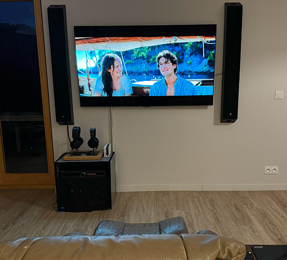 Installation TV/HiFi peu encombrante et performante en pièce de vie